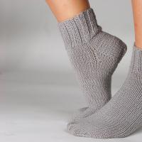 Схеми для в'язання шкарпеток спицями: як вибрати оригінальний візерунок і правильно розмістити його.