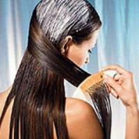 Cuidando dos cabelos oleosos em casa: dicas úteis
