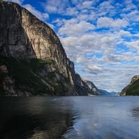 Kjerag (κρεμαστή πέτρα) στη Νορβηγία Για ποιο λόγο είναι διάσημος ο ογκόλιθος