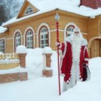 ซานตาคลอสอาศัยอยู่ที่ไหน: บ้านของพ่อมดและที่อยู่ที่แน่นอนของจดหมายซานตาคลอสที่เขาอาศัยอยู่
